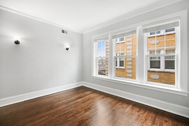 Building Photo - 1100 W Glenlake Ave