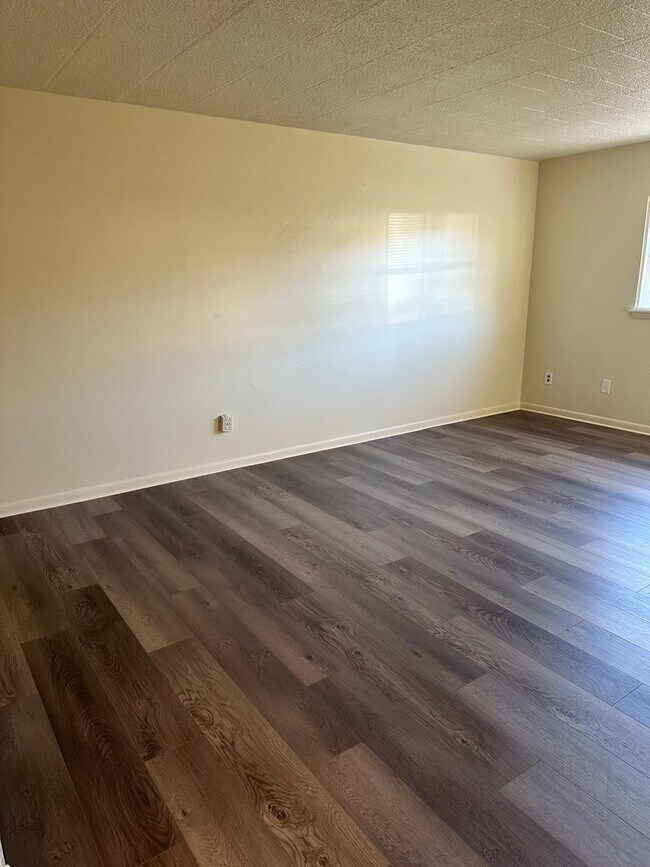 Building Photo - 120 Linden Dr