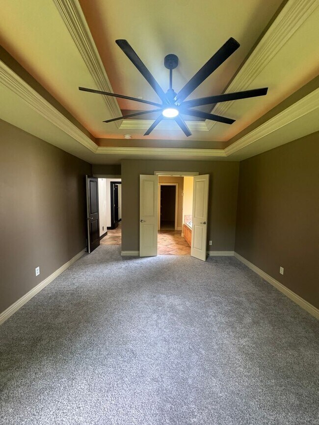 Building Photo - 3 bedroom 2 bath house w/ 2 car garage