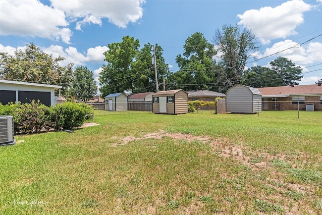 Building Photo - 1202 Wisteria St