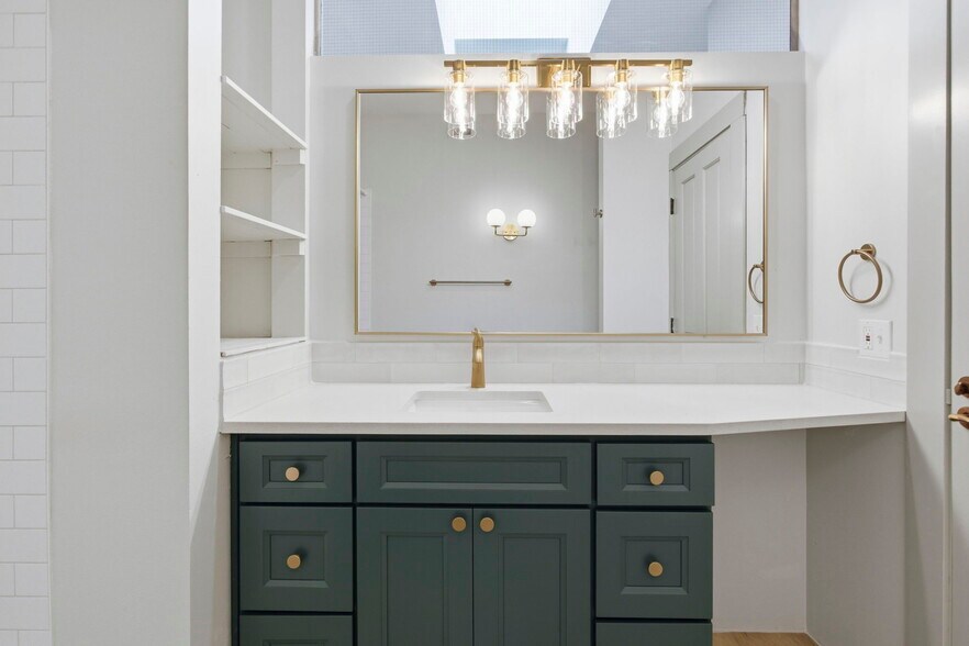 Building Photo - 2387 NW Thurman St