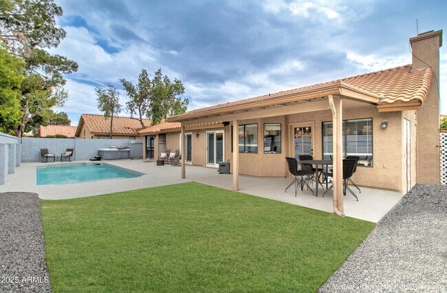Building Photo - 372 W Larona Ln