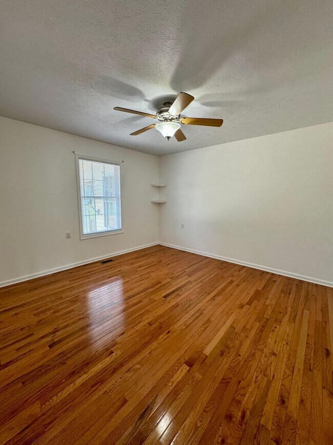 Building Photo - ***FIRST MONTHS RENT HALF PRICE*** House f...