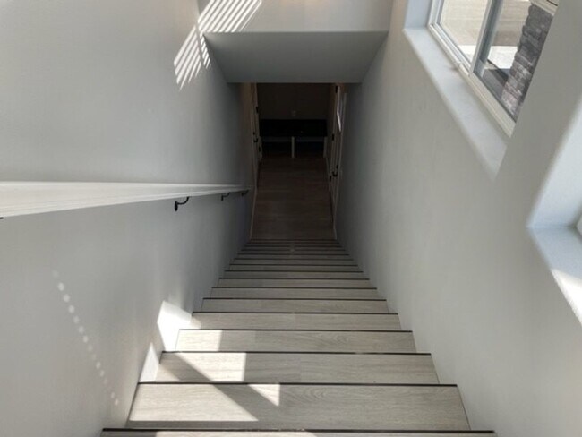 Building Photo - Townhouse For Lease