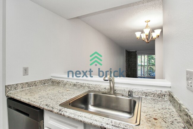 Building Photo - 2 Bed and 1 Bath Bellevue Condo is Availab...