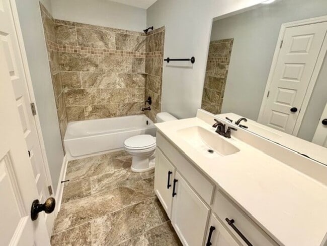 Building Photo - Now Leaseing a 4 Bedroom 3 Bath Home In Southeast Memphis