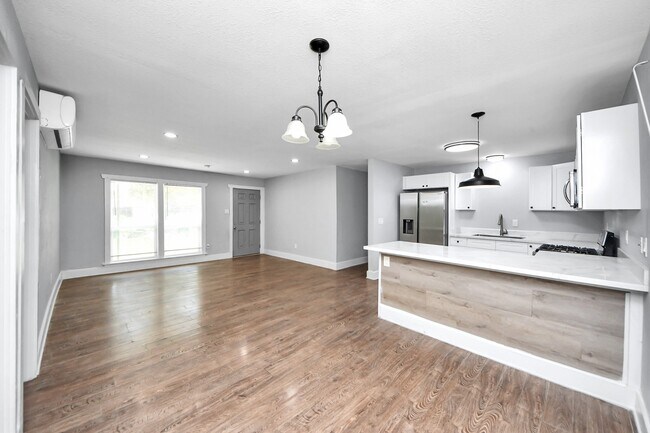 Building Photo - 5738 Kenilwood Dr