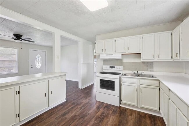 Building Photo - 3811 Dunn Ave