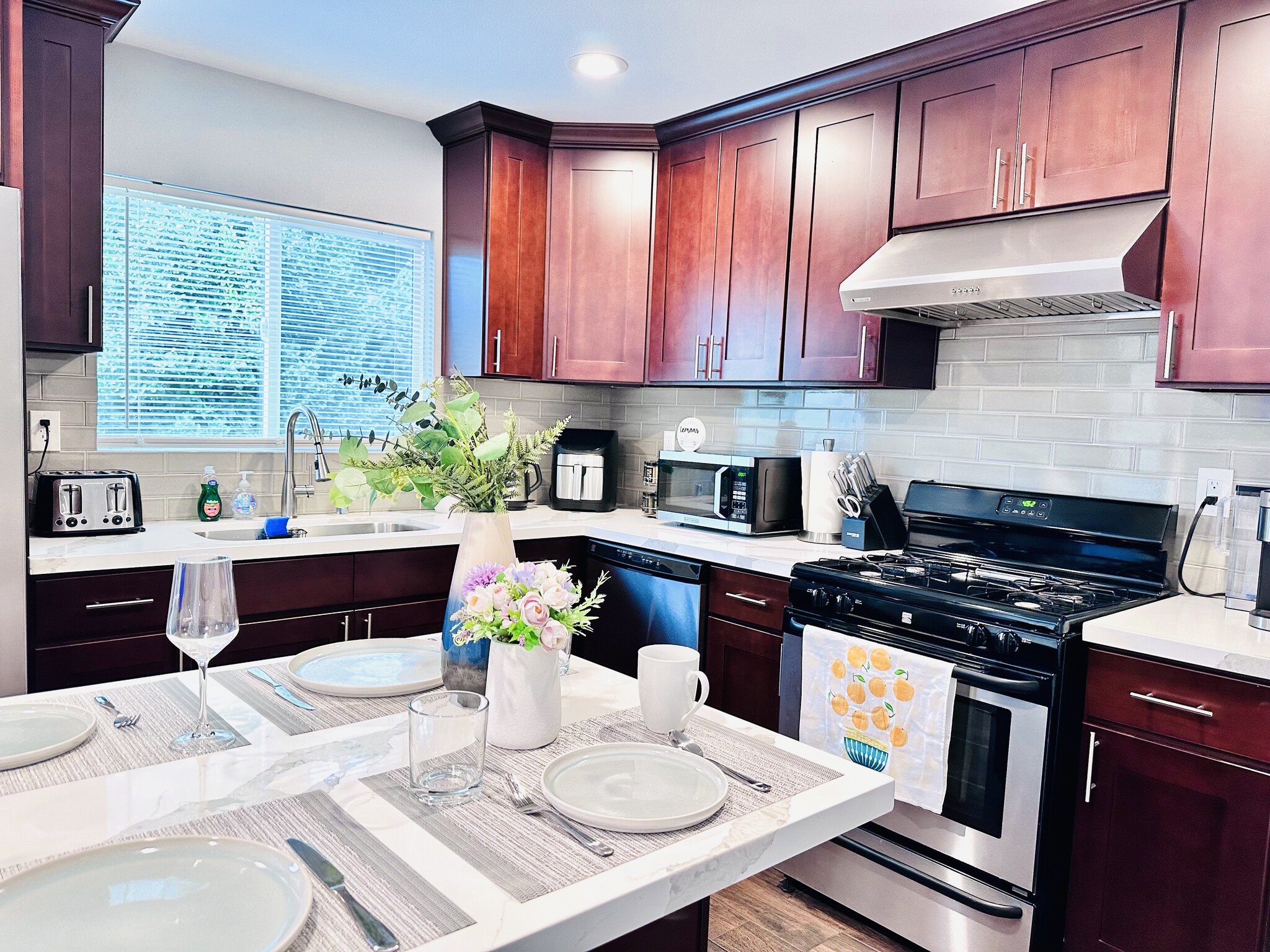 Building Photo - 2621 Wallace Ave