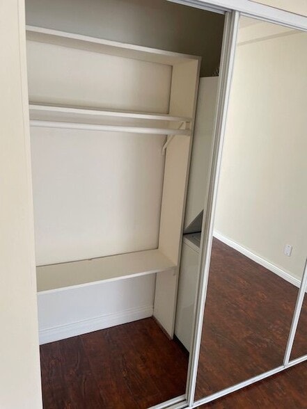 Building Photo - 516 S Alexandria Ave