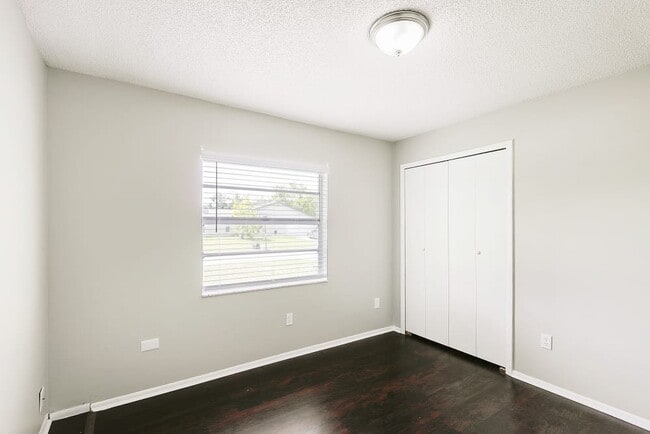 Building Photo - 1303 Village Ct