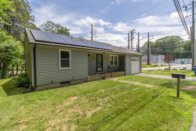 Building Photo - 2 Bedroom Ranch with Solar Panels, great e...