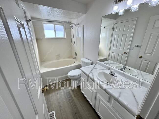 Building Photo - 49 S 200 W