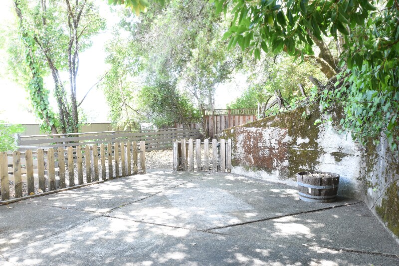 Building Photo - 155 W Cherry Creek Rd