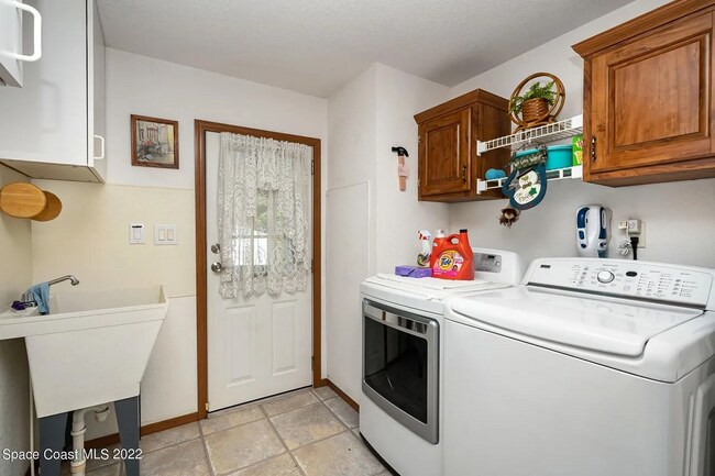 Building Photo - 4159 Hidden Lakes Dr