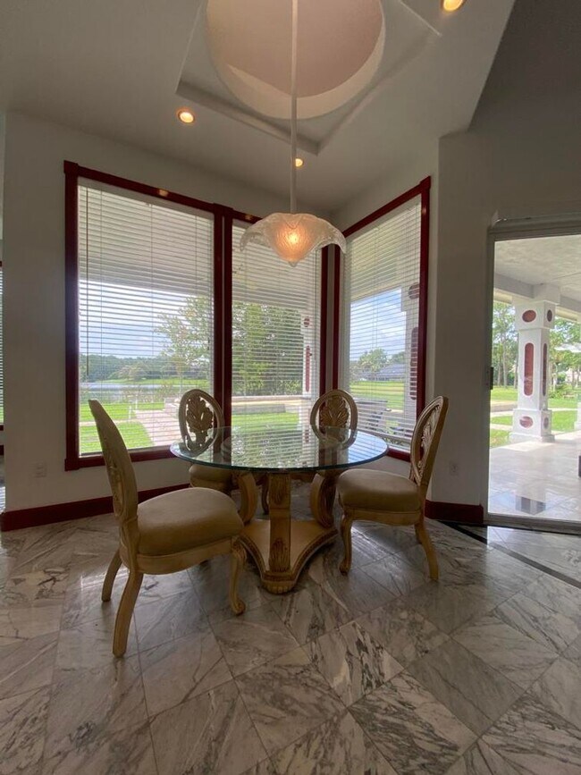 Building Photo - Spacious 3/2 with In-Law Suite