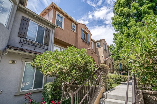 Building Photo - "Coming Soon" 3-Bedroom in Santa Clara- $4...