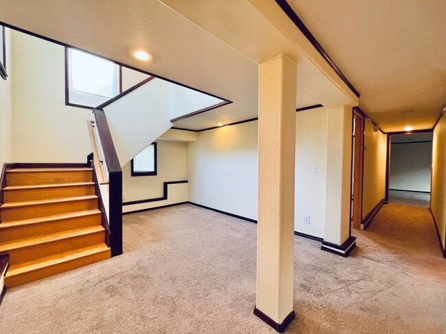 Building Photo - Massive House with Elegant Finishes in Madison Valley!