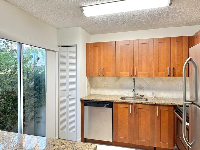 Building Photo - 6646 Via Regina