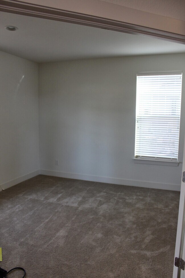 Building Photo - 10334 Kenneth Dr