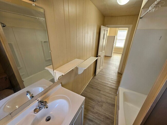 Building Photo - PRICE DROP!! $2,000 - 3 Bed / 1 Bath Apartment in West Manchester's Rimmon Heights with a Semi-Pr...