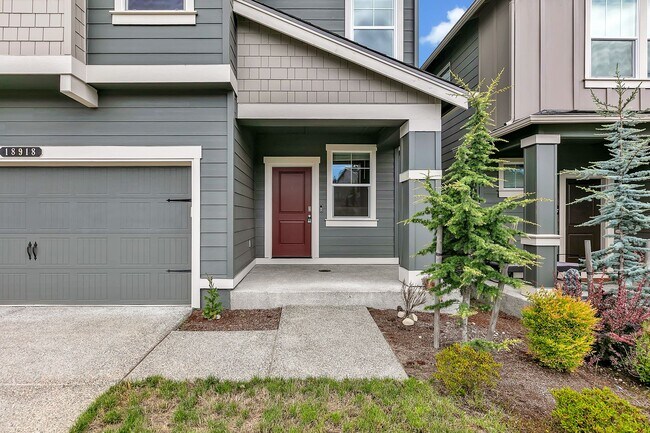 Building Photo - Spacious Puyallup Home with Room for the E...