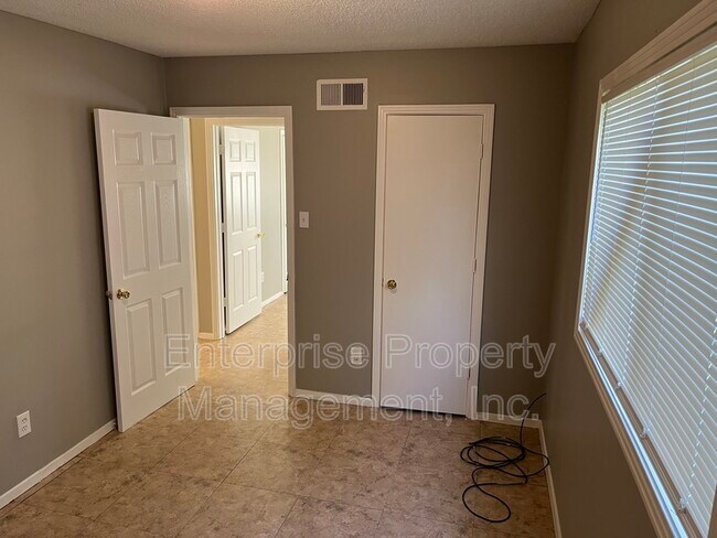 Building Photo - 636 Frayser Dr