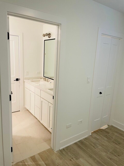 Building Photo - 843 W Wellington Ave