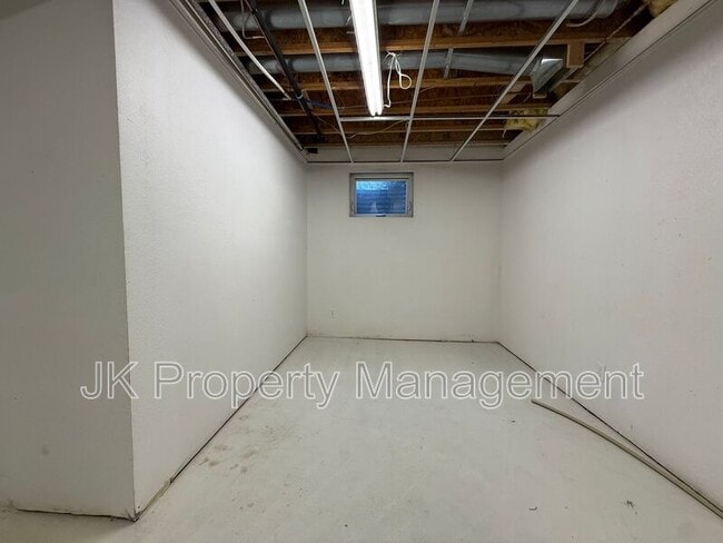 Building Photo - 1400 6th Ave S