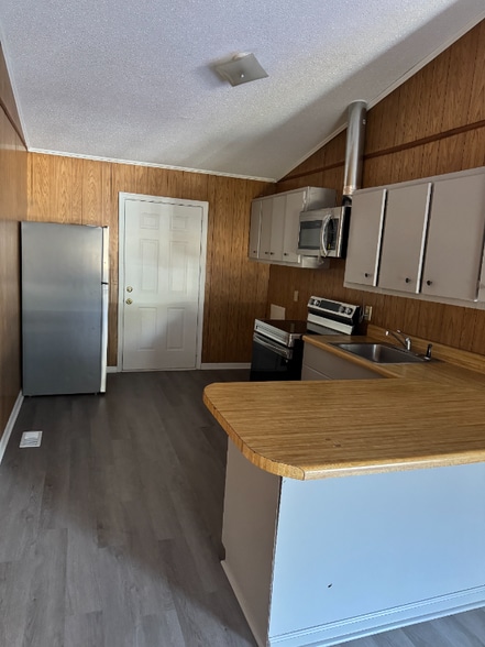 Building Photo - 212 Cooper St