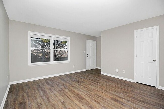 Building Photo - Updated 2BD/1.5BA Hickory Townhome