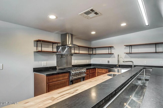 Building Photo - 1612 E Gaylon Dr