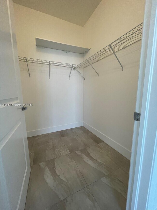 Building Photo - 10 Aragon Ave