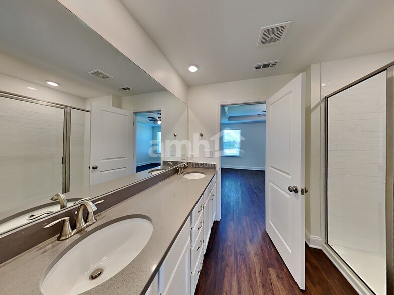 Building Photo - 5232 Valor Dr