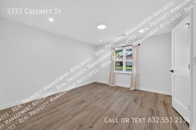 Building Photo - 3333 Calumet St