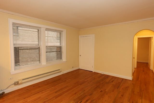 Building Photo - 430 W Roscoe St
