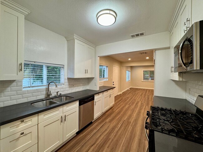 Building Photo - 15105 Nurmi St