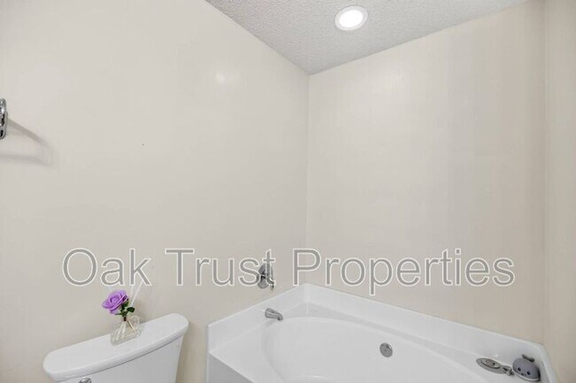 Building Photo - 137 Venice St