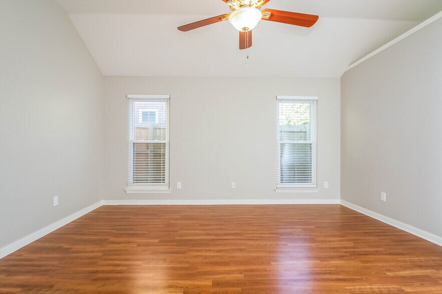 Building Photo - 5033 Singing Hills Dr