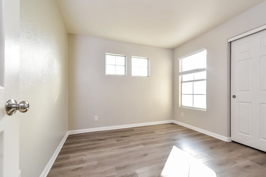 Building Photo - 4950 Attitude Ct