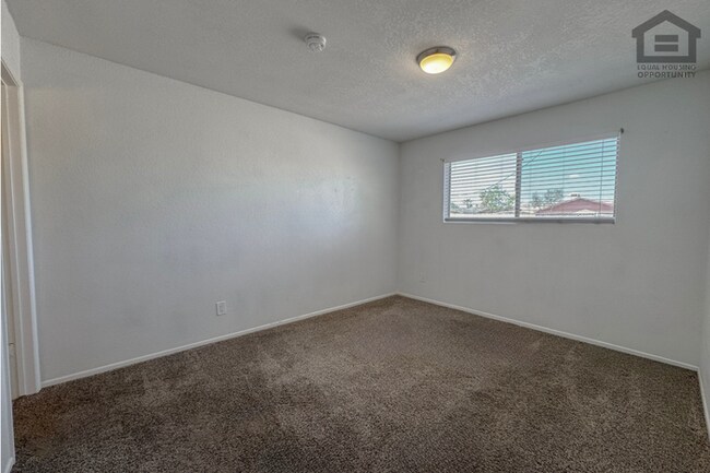 Building Photo - 4Bed/2Bath House at Chandler Blvd/McQueen Rd! Ready for Immediate Move-In! – NO HOA!