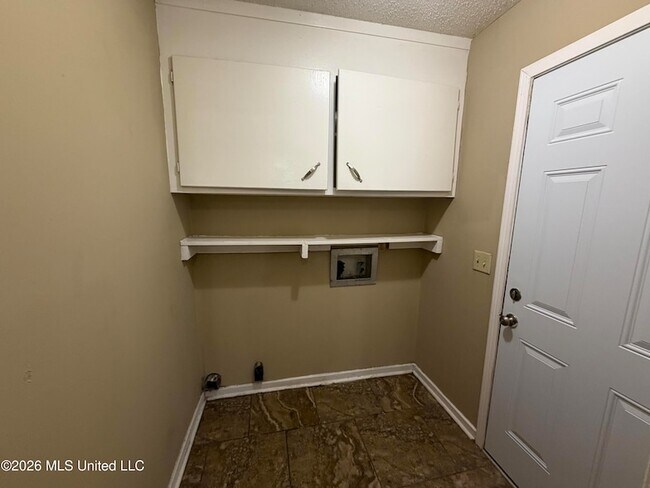 Building Photo - 1695 Ravenwood Ln