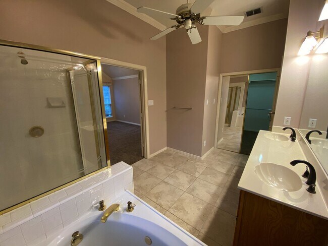 Building Photo - 4 Bedroom home for rent with vaulted ceili...