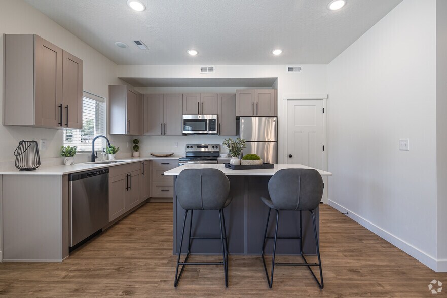 3BR, BA2.5 - 1.505SF - Dining Room/Kitchen - VALO on Vine