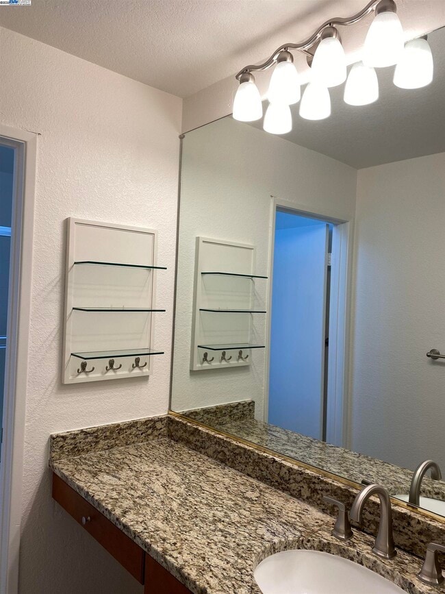 Building Photo - 6084 Vía de los Cerros