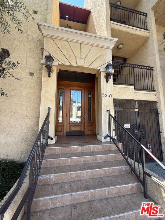 Building Photo - 5257 Radford Ave