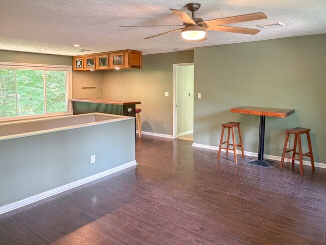 Building Photo - Single Family Residence
