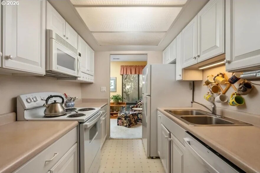 Building Photo - 1655 NW Lakeway Ln