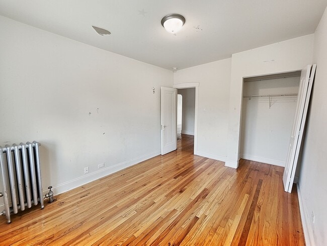 Building Photo - Spacious Renovated Top Floor 2bed/1bath In West Rogers Park