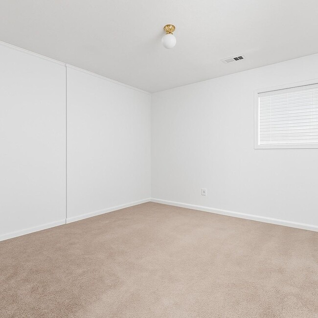 Building Photo - 449 N Donahue Dr